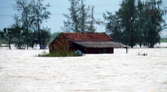 Hà Tĩnh: Mưa lớn khiến nhiều xã bị cô lập do lụt, hàng ngàn học sinh phải nghỉ học